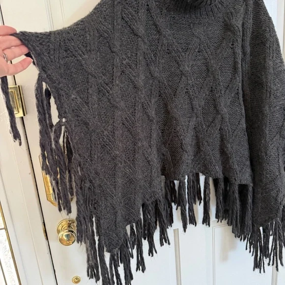 Sadie & Sage Poncho, Grey, Fringe Size M/L - Picture 5 of 7